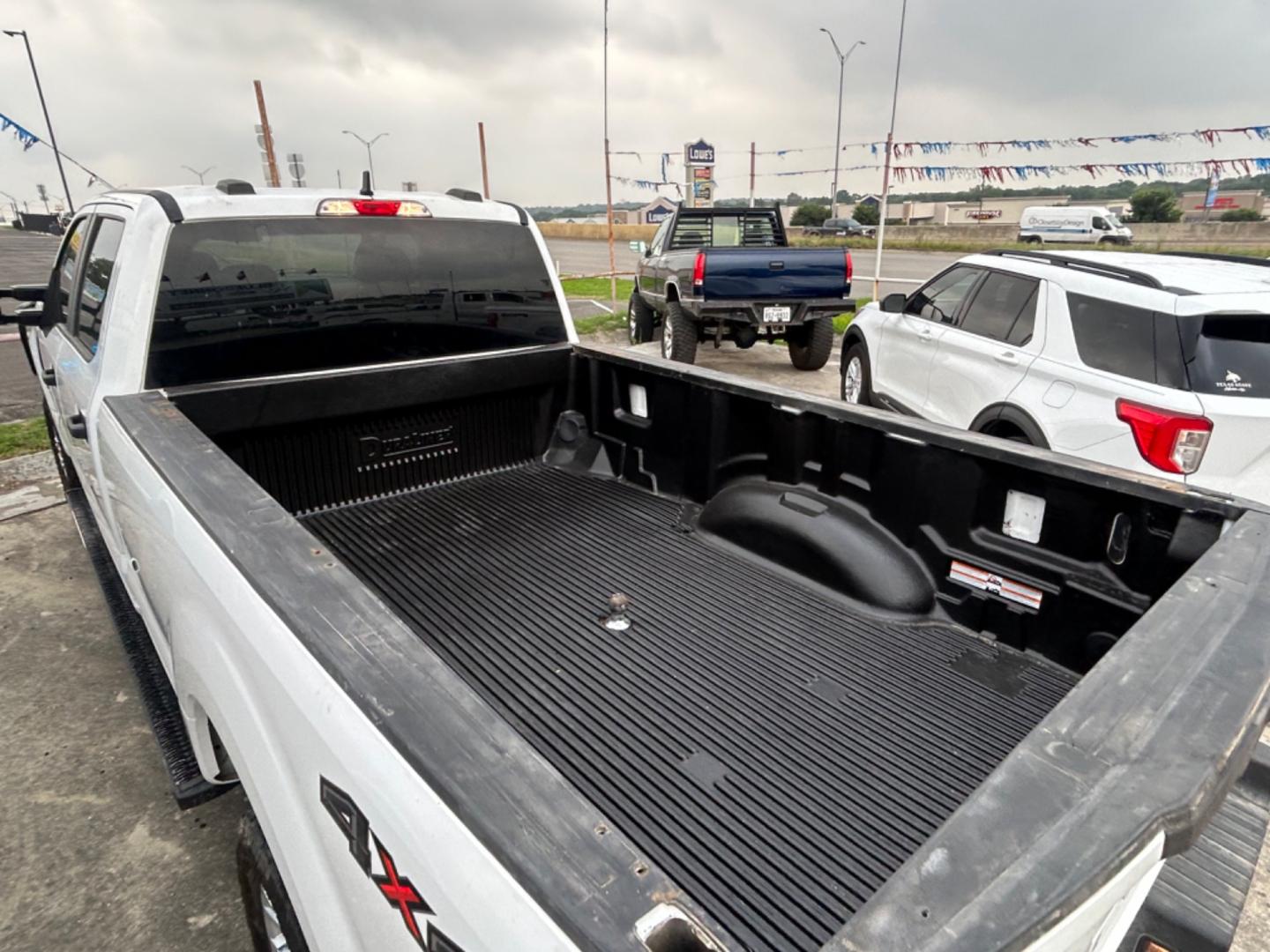 2022 White Ford F-250 SD King Ranch Crew Cab 4WD (1FT7W2B62NE) with an 6.2L V8 OHV 16V engine, 6A transmission, located at 1687 Business 35 S, New Braunfels, TX, 78130, (830) 625-7159, 29.655487, -98.051491 - Photo#8
